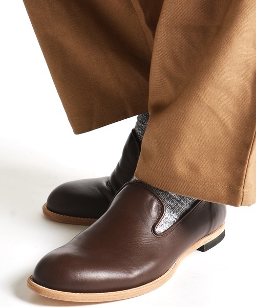 SHIPS JET BLUE（シップスジェットブルー）の「PISTOL STAR: レザー プレーンスリッポン（その他シューズ・メンズ・ブラック/ブラウン・10/8/9）」の2枚目の写真