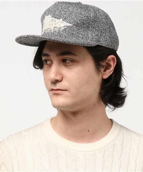 Purple&Yellow(パープルアンドイエロー)の「スウェット平つば刺繍キャップ(キャップ・メンズ・グレー/チャコール/アイボリー・FREE)」の3枚目の写真