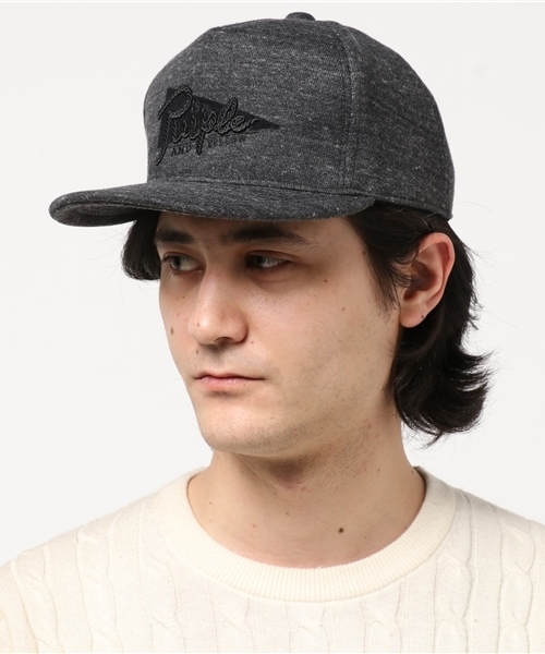 Purple&Yellow(パープルアンドイエロー)の「スウェット平つば刺繍キャップ(キャップ・メンズ・グレー/チャコール/アイボリー・FREE)」の1枚目の写真