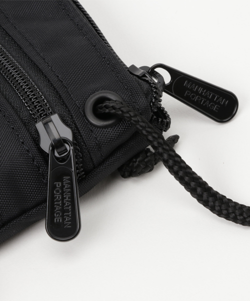 Manhattan Portage(マンハッタンポーテージ)の「Triple Zipper Pouch -トリプルジッパーポーチ-(ショルダーバッグ・メンズ・ブラック・FREE)」の2枚目の写真