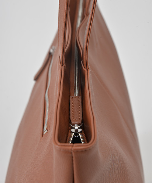 DEVICE(デバイス)の「Control シンプル 合皮 ビジネス センター 刺繍 デザイン トートバッグ(トートバッグ・メンズ・ブラック/ブラウン/キャメル/ネイビー・FREE)」の12枚目の写真