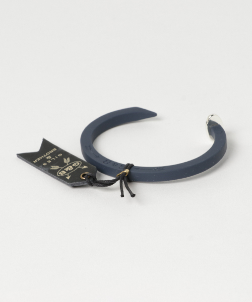 GILES&BROTHER(ジャイルスアンドブラザー)の「【GILES & BROTHER】Rubberized RR Spike Cuff(ブレスレット・メンズ・ホワイト/ネイビー/オリーブ・FREE)」の3枚目の写真