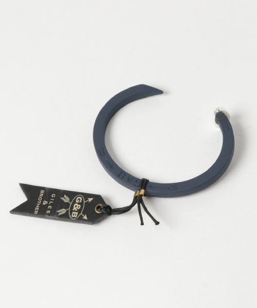 GILES&BROTHER(ジャイルスアンドブラザー)の「【GILES & BROTHER】Rubberized RR Spike Cuff(ブレスレット・メンズ・ホワイト/ネイビー/オリーブ・FREE)」の4枚目の写真