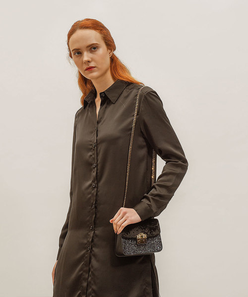 CHARLES & KEITH（チャールズ & キース）の「エンベリッシュバックルクロスボディバッグ / EMBELLISHED BUCKLE CROSSBODY BAG（ショルダーバッグ・レディース・レッド/ブラック・S）」の9枚目の写真