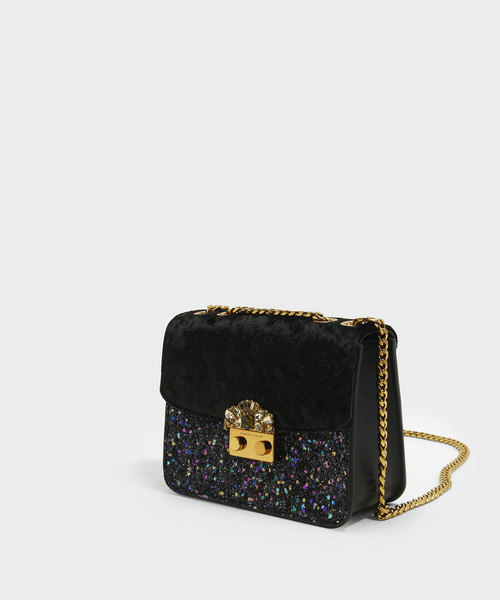 CHARLES & KEITH（チャールズ & キース）の「エンベリッシュバックルクロスボディバッグ / EMBELLISHED BUCKLE CROSSBODY BAG（ショルダーバッグ・レディース・レッド/ブラック・S）」の6枚目の写真