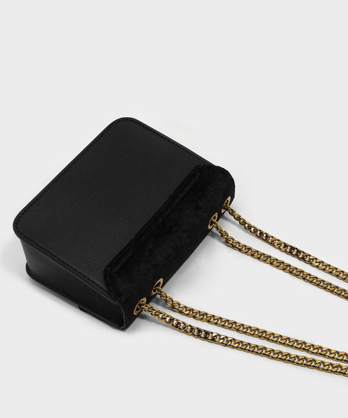 CHARLES & KEITH（チャールズ & キース）の「エンベリッシュバックルクロスボディバッグ / EMBELLISHED BUCKLE CROSSBODY BAG（ショルダーバッグ・レディース・レッド/ブラック・S）」の7枚目の写真