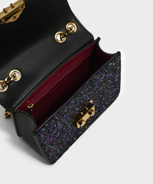 CHARLES & KEITH（チャールズ & キース）の「エンベリッシュバックルクロスボディバッグ / EMBELLISHED BUCKLE CROSSBODY BAG（ショルダーバッグ・レディース・レッド/ブラック・S）」の4枚目の写真