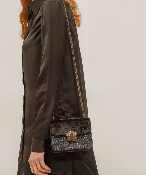 CHARLES & KEITH（チャールズ & キース）の「エンベリッシュバックルクロスボディバッグ / EMBELLISHED BUCKLE CROSSBODY BAG（ショルダーバッグ・レディース・レッド/ブラック・S）」の5枚目の写真