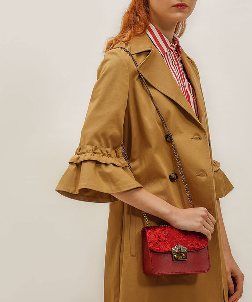 CHARLES & KEITH（チャールズ & キース）の「エンベリッシュバックルクロスボディバッグ / EMBELLISHED BUCKLE CROSSBODY BAG（ショルダーバッグ・レディース・レッド/ブラック・S）」の3枚目の写真