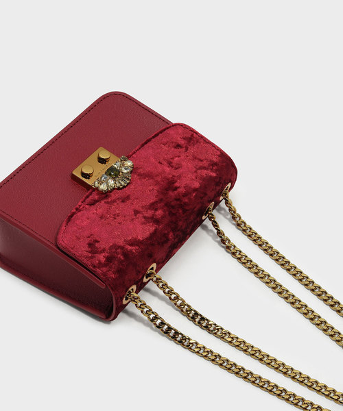 CHARLES & KEITH（チャールズ & キース）の「エンベリッシュバックルクロスボディバッグ / EMBELLISHED BUCKLE CROSSBODY BAG（ショルダーバッグ・レディース・レッド/ブラック・S）」の8枚目の写真
