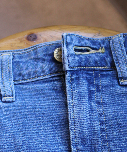 BEAUTY&YOUTH UNITED ARROWS（ビューティーアンドユースユナイテッドアローズ）の「BYBC ∵LEE別注デニムタイトスカート ◆（デニムスカート・レディース・ネイビー・SMALL/MEDIUM）」の2枚目の写真