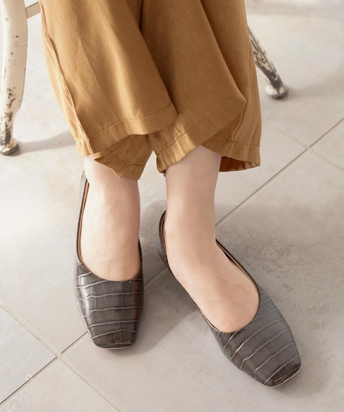 KOBE LETTUCE（コウベレタス）の「サイドカットスクエアトゥフラットパンプス（パンプス・レディース・ホワイト/グレイッシュベージュ/カーキ/ブラック/イエロー系その他/パイソン/ブラウン系その他2/ピンクベージュ/シルバー系その他/ブラウン系その他・L/LL/M/S）」の3枚目の写真