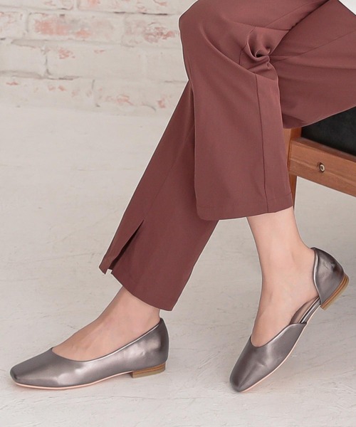 KOBE LETTUCE（コウベレタス）の「サイドカットスクエアトゥフラットパンプス（パンプス・レディース・ホワイト/グレイッシュベージュ/カーキ/ブラック/イエロー系その他/パイソン/ブラウン系その他2/ピンクベージュ/シルバー系その他/ブラウン系その他・L/LL/M/S）」の9枚目の写真