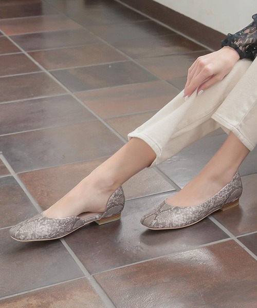 KOBE LETTUCE（コウベレタス）の「サイドカットスクエアトゥフラットパンプス（パンプス・レディース・ホワイト/グレイッシュベージュ/カーキ/ブラック/イエロー系その他/パイソン/ブラウン系その他2/ピンクベージュ/シルバー系その他/ブラウン系その他・L/LL/M/S）」の10枚目の写真