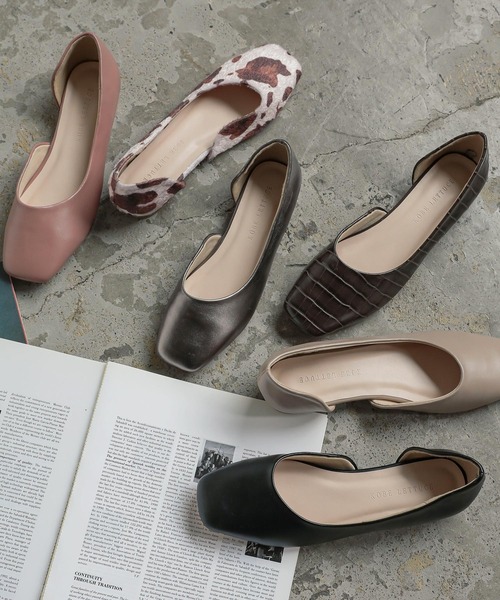 KOBE LETTUCE（コウベレタス）の「サイドカットスクエアトゥフラットパンプス（パンプス・レディース・ホワイト/グレイッシュベージュ/カーキ/ブラック/イエロー系その他/パイソン/ブラウン系その他2/ピンクベージュ/シルバー系その他/ブラウン系その他・L/LL/M/S）」の4枚目の写真