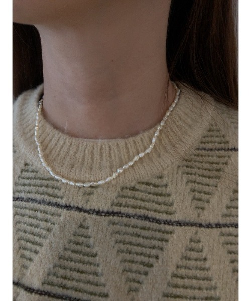 mou(モウ)の「Short Mini Pearl Necklace(ネックレス・レディース・ゴールド・FREE)」の2枚目の写真