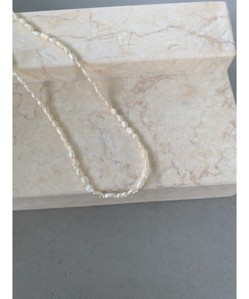 mou(モウ)の「Short Mini Pearl Necklace(ネックレス・レディース・ゴールド・FREE)」の5枚目の写真