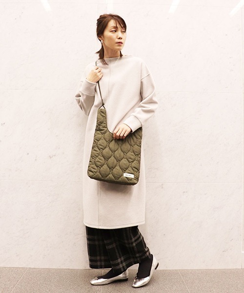 COMME CA ISM(コムサイズム)の「ボトルネック ワンピース(ワンピース・レディース・ライトグレー/ブラック/ベージュ・MEDIUM/LARGE)」の17枚目の写真