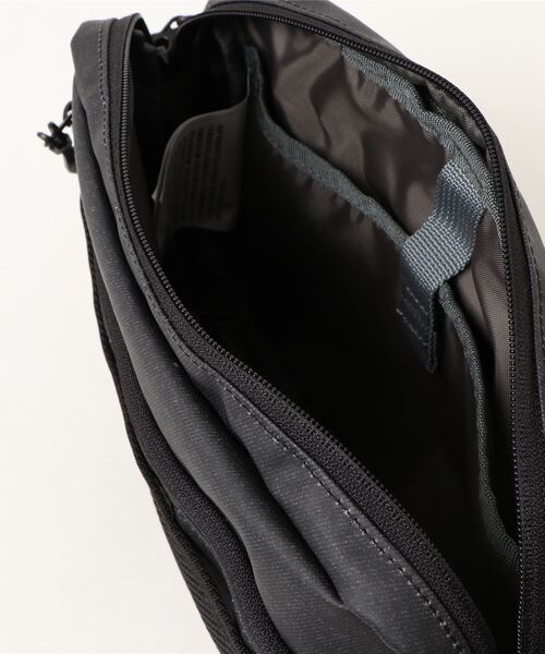 COLEMAN（コールマン）の「シールドショルダーポーチ（ボディバッグ/ウエストポーチ・レディース・ホワイト×グレー/グレー系その他・ONE SIZE）」の6枚目の写真