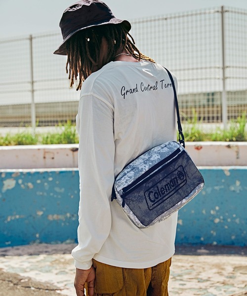 COLEMAN（コールマン）の「シールドショルダーポーチ（ボディバッグ/ウエストポーチ・レディース・ホワイト×グレー/グレー系その他・ONE SIZE）」の2枚目の写真