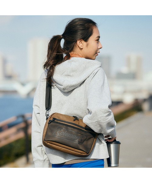 COLEMAN（コールマン）の「シールドショルダーポーチ（ボディバッグ/ウエストポーチ・レディース・ホワイト×グレー/グレー系その他・ONE SIZE）」の10枚目の写真