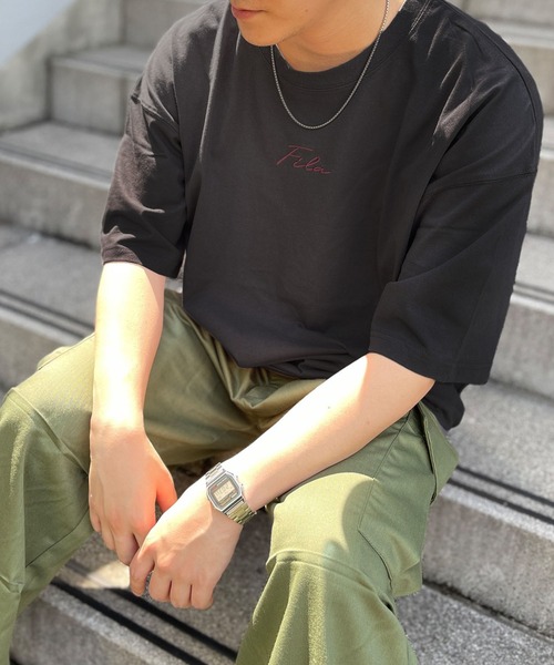 FILA（フィラ）の「【FILA/フィラ】WEB限定 別注 ビックシルエット 綿100% 半袖 Tシャツ（Tシャツ/カットソー・メンズ・ベージュ/ホワイト/ブラック/ブラック系その他2/ブラック系その他3/ブラック系その他/ホワイト系その他/ホワイト系その他2/グレー系その他/グレイッシュベージュ/ベージュ系その他/ホワイト系その他3/ダークグリーン/チャコール/ホワイト系・M/L/LL）」の11枚目の写真