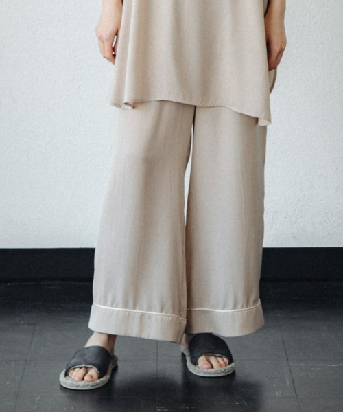 ACCL（エーシーシーエル）の「パイピング　リラックスワイドパンツ（その他パンツ・レディース・ピンク/ベージュ/グリーン/グレー・FREE）」の3枚目の写真