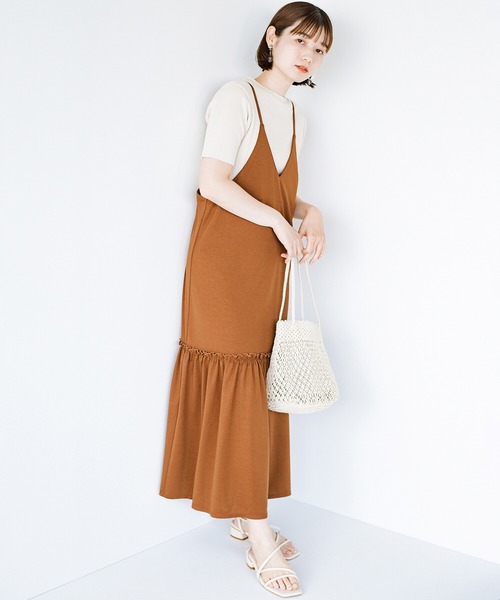 haco!(ハコ)の「シンプルTシャツに重ねるだけで楽してかわいくなれちゃう! カットソーの裾ひらりキャミワンピース(ワンピース・レディース・ブラック/ブラウン・SMALL/MEDIUM/X-LARGE/LARGE)」の11枚目の写真