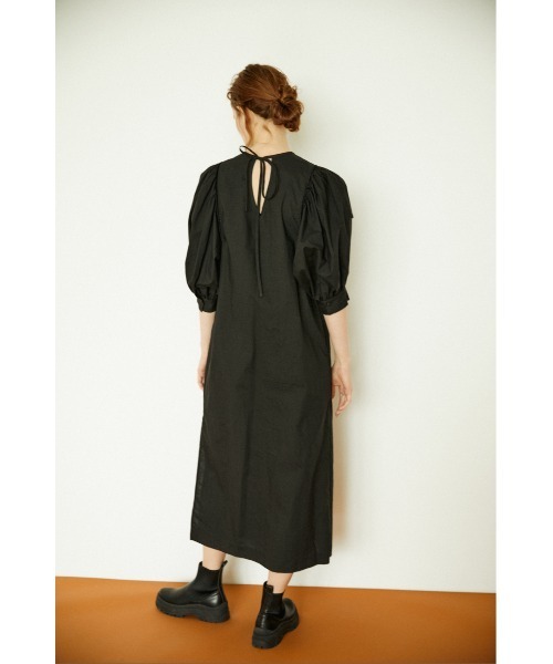BLACK BY MOUSSY（ブラックバイマウジー）の「puff sleeve one-piece（パフスリーブワンピース）（ワンピース・レディース・ブラック/ベージュ・1/2）」の13枚目の写真
