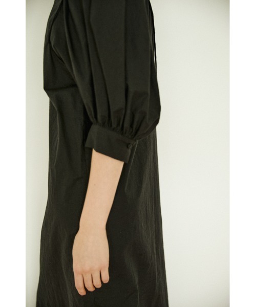 BLACK BY MOUSSY（ブラックバイマウジー）の「puff sleeve one-piece（パフスリーブワンピース）（ワンピース・レディース・ブラック/ベージュ・1/2）」の6枚目の写真