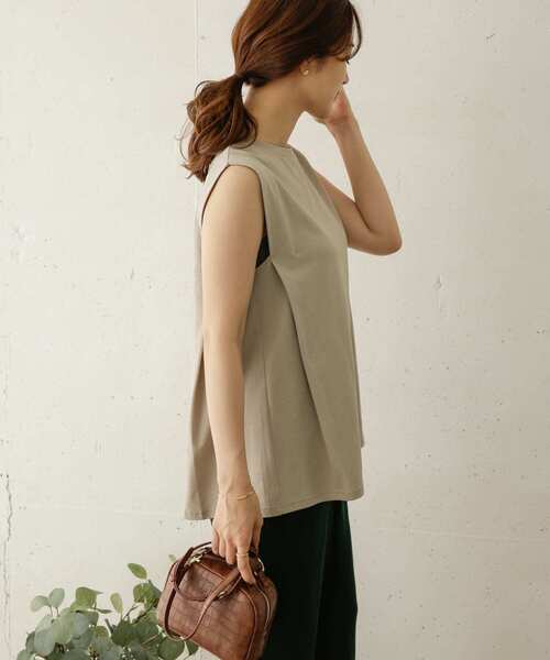 URBAN RESEARCH DOORS（アーバンリサーチドアーズ）の「タックショルダーカットソー（Tシャツ/カットソー・レディース・ブラック/ブラウン系その他/ベージュ系その他・ONE）」の13枚目の写真