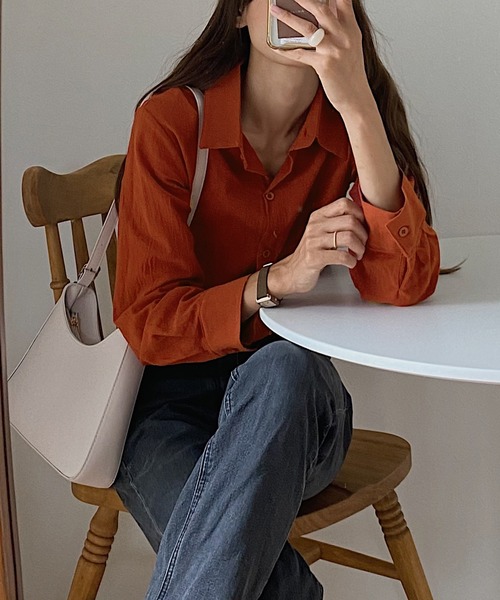 LAUIR(ラウアー)の「シンプルカラー長袖コットンシャツ(シャツ/ブラウス・レディース・ホワイト/グレイッシュベージュ/ブルー/モカ/テラコッタ/ネイビー/グリーン系その他/ブラック/チャコール/アイボリー・LARGE/MEDIUM/X-LARGE)」の15枚目の写真