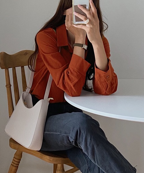 LAUIR(ラウアー)の「シンプルカラー長袖コットンシャツ(シャツ/ブラウス・レディース・ホワイト/グレイッシュベージュ/ブルー/モカ/テラコッタ/ネイビー/グリーン系その他/ブラック/チャコール/アイボリー・LARGE/MEDIUM/X-LARGE)」の16枚目の写真