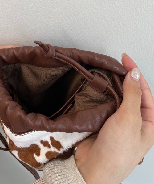 CAPRICIEUX LE'MAGE(カプリシューレマージュ)の「カウレザードロストバッグ(ショルダーバッグ・レディース・ブラウン/ピンク・ONE SIZE)」の6枚目の写真