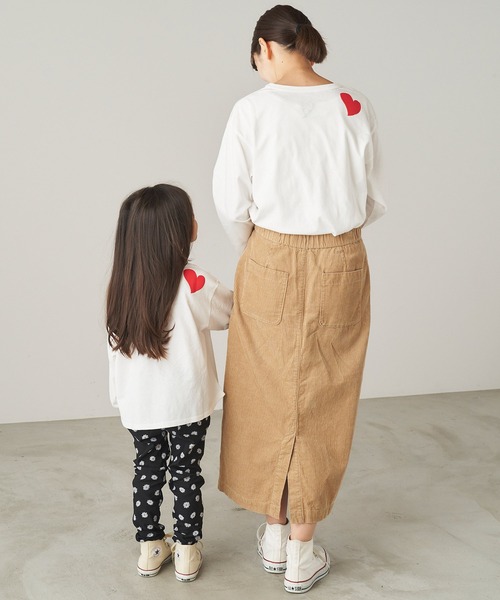 ＆yam（アンドヤム）の「手書きハートロンT【親子お揃い/リンクコーデ】（Tシャツ/カットソー・キッズ・ベージュ/ブラック/ホワイト・140-150cm/110-120cm/120-130cm/150-160cm/130-140cm）」の4枚目の写真