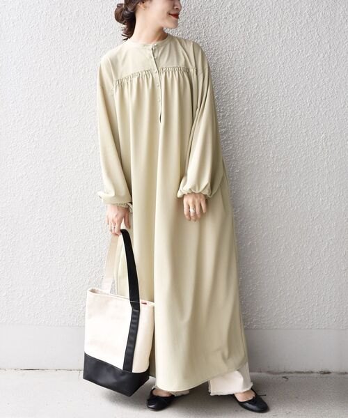 SHIPS Days(シップスデイズ)の「SHIPS Days:ロングスリーブギャザーワンピース(ワンピース・レディース・ダークグレー/ベージュ・ONE SIZE)」の1枚目の写真