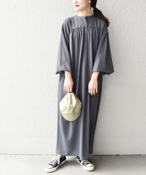 SHIPS Days(シップスデイズ)の「SHIPS Days:ロングスリーブギャザーワンピース(ワンピース・レディース・ダークグレー/ベージュ・ONE SIZE)」の2枚目の写真