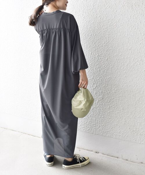 SHIPS Days(シップスデイズ)の「SHIPS Days:ロングスリーブギャザーワンピース(ワンピース・レディース・ダークグレー/ベージュ・ONE SIZE)」の12枚目の写真