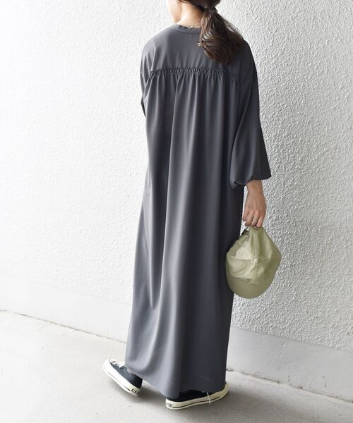 SHIPS Days(シップスデイズ)の「SHIPS Days:ロングスリーブギャザーワンピース(ワンピース・レディース・ダークグレー/ベージュ・ONE SIZE)」の13枚目の写真