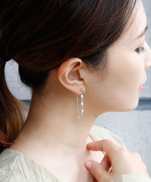 colleca la(コレカラ)の「ノンホール・3連淡水パール×ループチェーン樹脂イヤリング〈金属アレルギー対応〉(イヤリング・レディース・シルバー/ゴールド・フリ-)」の8枚目の写真