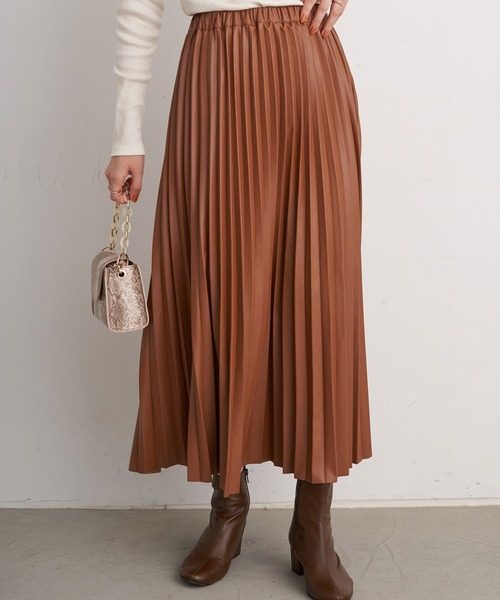 earth music&ecology（アースミュージックアンドエコロジー）の「フェイクレザープリーツスカート　＊（スカート・レディース・ブラック/ライトブラウン・FREE）」の2枚目の写真