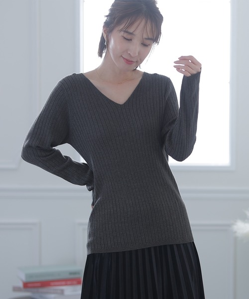 ElegChic(エレグシック)の「Vネックリブニット(ニット/セーター・レディース・ブラック/ダークグリーン/ボルドー/杢グレー/グレイッシュベージュ/オフホワイト・MEDIUM/X-LARGE/XXX-LARGE)」の1枚目の写真