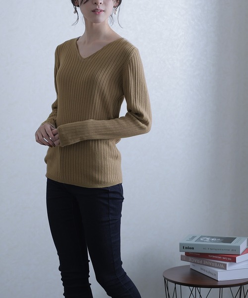 ElegChic(エレグシック)の「Vネックリブニット(ニット/セーター・レディース・ブラック/ダークグリーン/ボルドー/杢グレー/グレイッシュベージュ/オフホワイト・MEDIUM/X-LARGE/XXX-LARGE)」の4枚目の写真