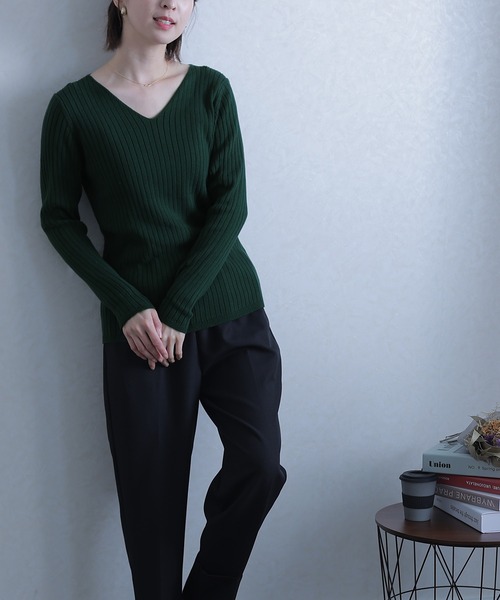 ElegChic(エレグシック)の「Vネックリブニット(ニット/セーター・レディース・ブラック/ダークグリーン/ボルドー/杢グレー/グレイッシュベージュ/オフホワイト・MEDIUM/X-LARGE/XXX-LARGE)」の5枚目の写真