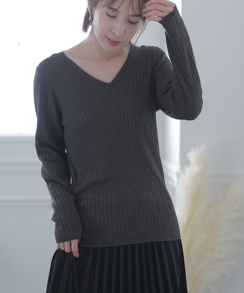 ElegChic(エレグシック)の「Vネックリブニット(ニット/セーター・レディース・ブラック/ダークグリーン/ボルドー/杢グレー/グレイッシュベージュ/オフホワイト・MEDIUM/X-LARGE/XXX-LARGE)」の7枚目の写真