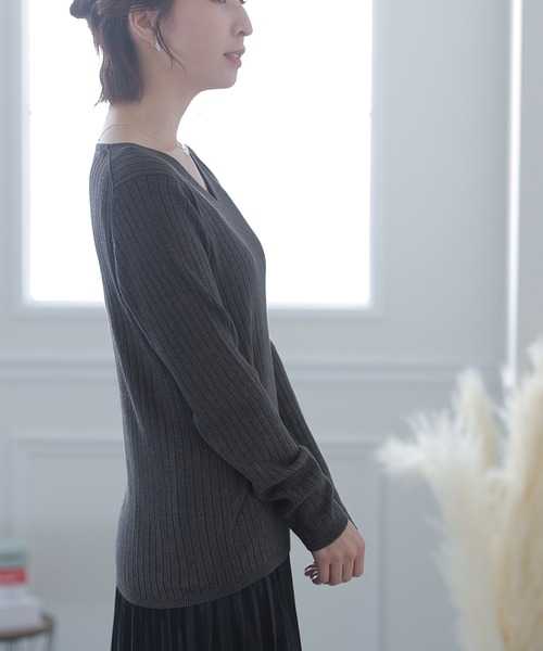 ElegChic(エレグシック)の「Vネックリブニット(ニット/セーター・レディース・ブラック/ダークグリーン/ボルドー/杢グレー/グレイッシュベージュ/オフホワイト・MEDIUM/X-LARGE/XXX-LARGE)」の8枚目の写真