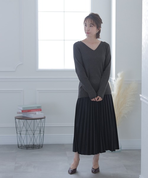 ElegChic(エレグシック)の「Vネックリブニット(ニット/セーター・レディース・ブラック/ダークグリーン/ボルドー/杢グレー/グレイッシュベージュ/オフホワイト・MEDIUM/X-LARGE/XXX-LARGE)」の10枚目の写真