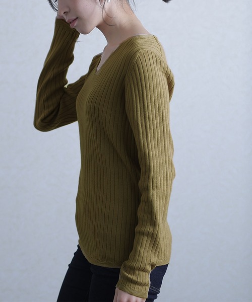 ElegChic(エレグシック)の「Vネックリブニット(ニット/セーター・レディース・ブラック/ダークグリーン/ボルドー/杢グレー/グレイッシュベージュ/オフホワイト・MEDIUM/X-LARGE/XXX-LARGE)」の12枚目の写真