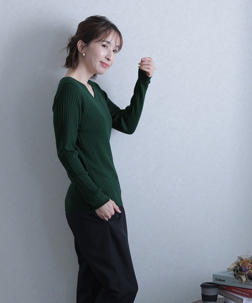 ElegChic(エレグシック)の「Vネックリブニット(ニット/セーター・レディース・ブラック/ダークグリーン/ボルドー/杢グレー/グレイッシュベージュ/オフホワイト・MEDIUM/X-LARGE/XXX-LARGE)」の16枚目の写真