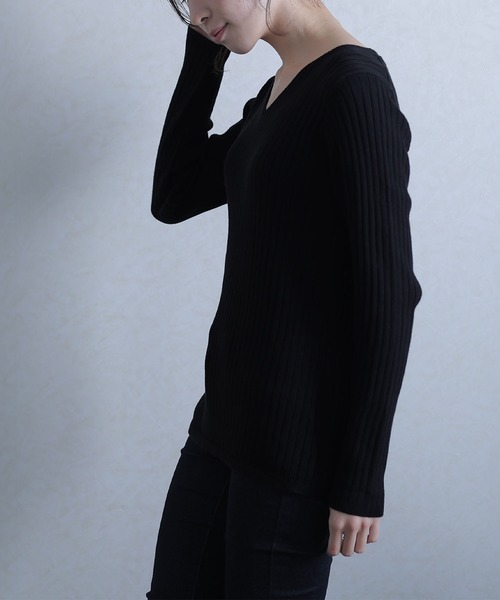 ElegChic(エレグシック)の「Vネックリブニット(ニット/セーター・レディース・ブラック/ダークグリーン/ボルドー/杢グレー/グレイッシュベージュ/オフホワイト・MEDIUM/X-LARGE/XXX-LARGE)」の20枚目の写真